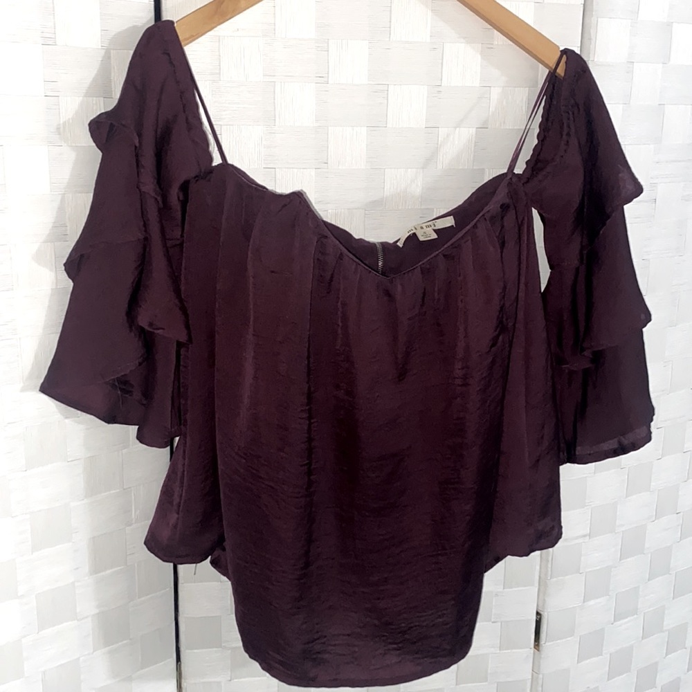Over the shoulder Top